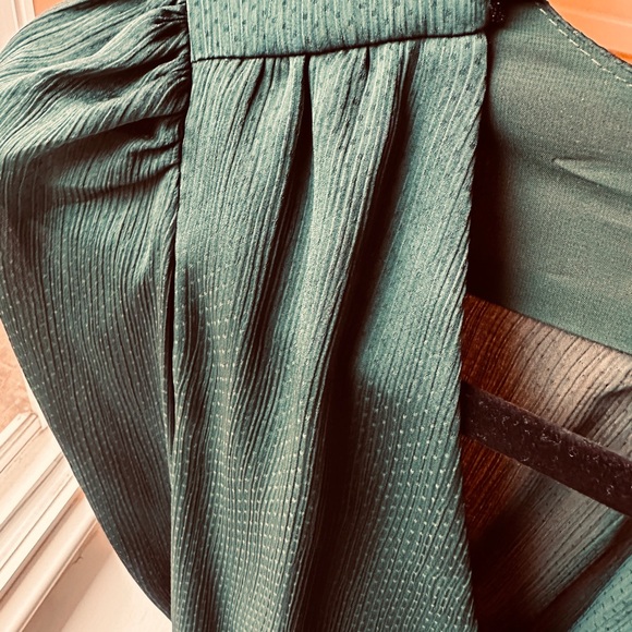 Green Long-Sleeve Dress - Picture 3 of 4